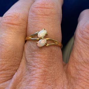 10k Pearlescent opal and gold ring